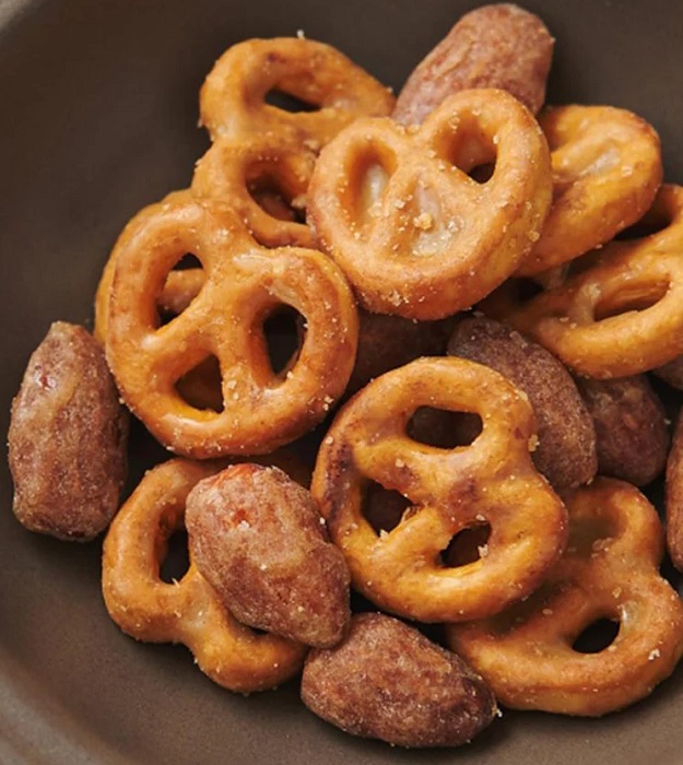 Snack di mandorle e mini-pretzel al caramello salato - HBAF 120g